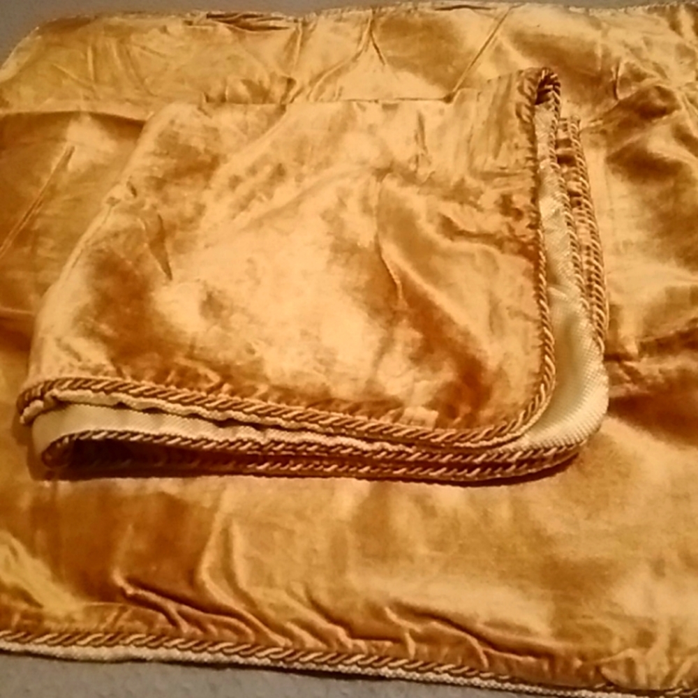Decorative Gold Velvet Pillowcase sz 24" square EU